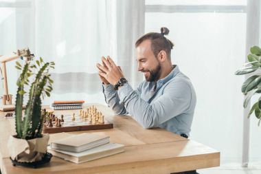kendisi ile satranç oynayan adam