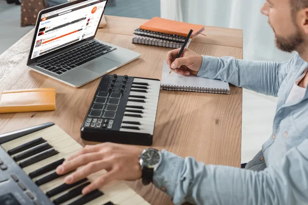 Musiker som arbetar med mpc pads — Stockfoto