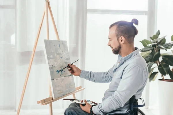 Hombre discapacitado pintura — Foto de Stock