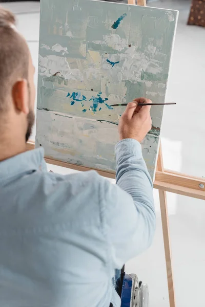 Hombre pintando sobre lienzo — Foto de Stock