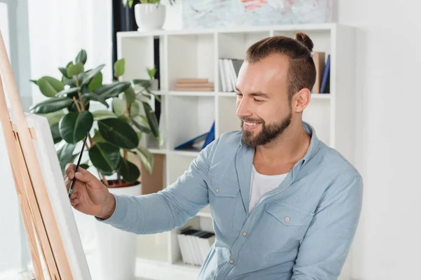 Mann Malerei auf Leinwand — Stockfoto