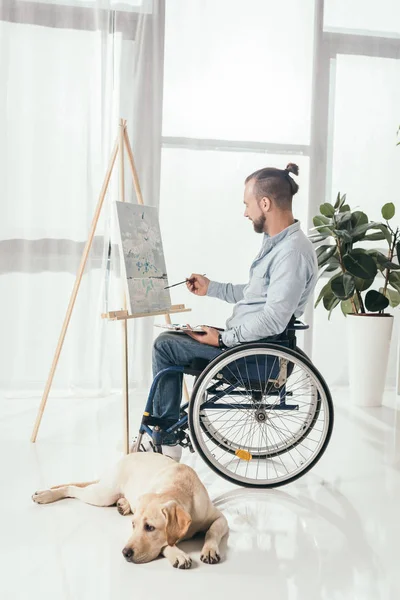 Homem com deficiência pintura — Fotografia de Stock