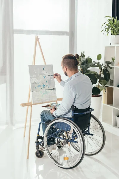 Disabili uomo pittura — Foto Stock