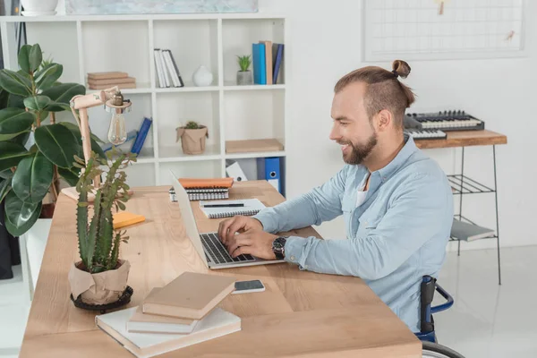 Disabled man using laptop — Stock Photo, Image