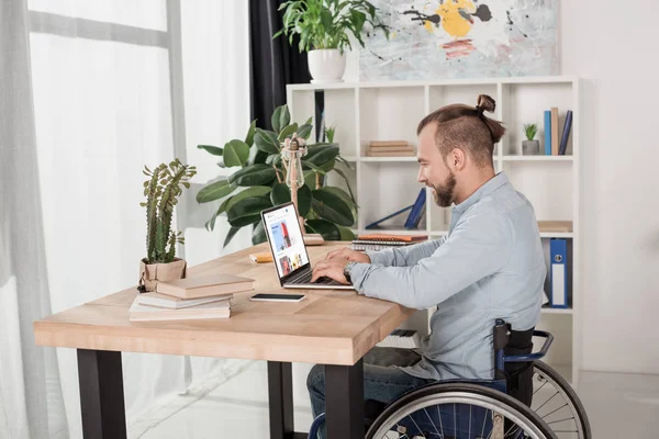 Disabled man using laptop — Stock Photo, Image