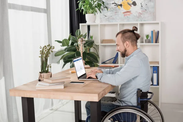 Homem com deficiência usando laptop — Fotografia de Stock