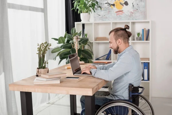 Behinderter Mann benutzt Laptop — Stockfoto