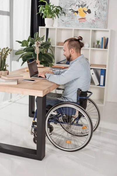 Disabled man using laptop — Stock Photo, Image