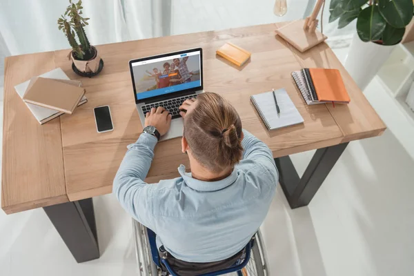 Homem com deficiência usando laptop — Fotografia de Stock