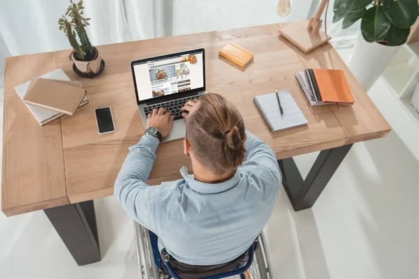 Disabled man using laptop — Stock Photo, Image