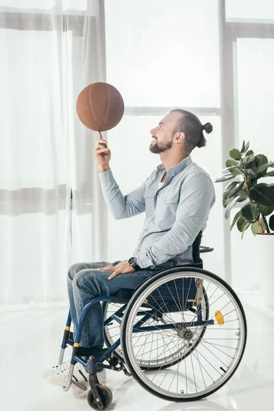 Disabled man spinning basketball ball — Stock Photo, Image