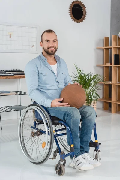 Homem com deficiência com bola de basquete — Fotografia de Stock