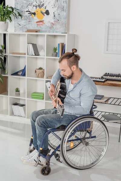 Man on wheelchair playing guitar — Stock Photo, Image