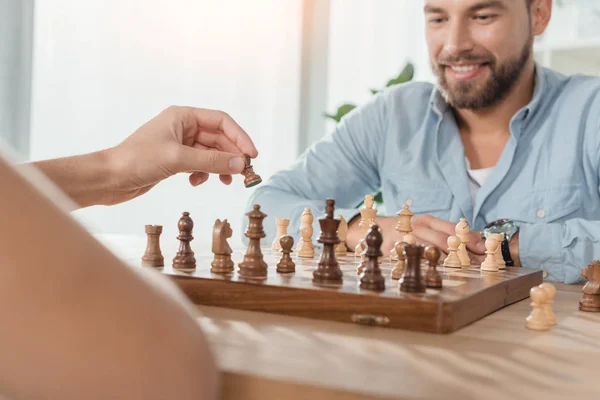 Hombres jugando ajedrez — Foto de Stock