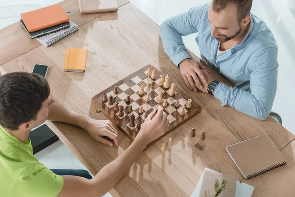 Young men playing chess — Stock Photo, Image