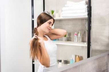 kadının saç modeli yapması