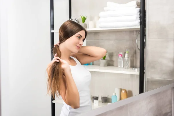 Mujer haciendo peinado — Foto de Stock