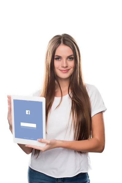 Ragazza mostrando tablet con pagina Facebook — Foto Stock