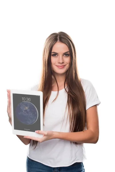Flickan håller påslagen tablett i händer — Stockfoto