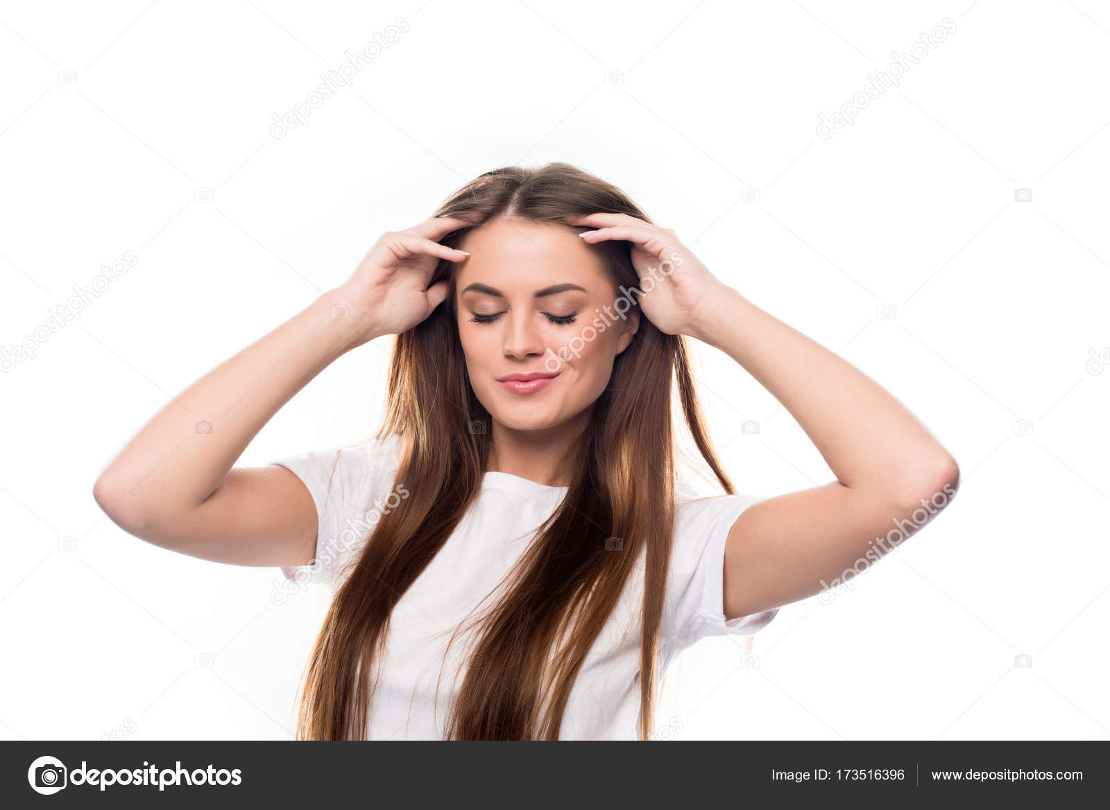 Девушка накручивает волосы на палец. Лицо девушки с убранными волосами. Парень трогает волосы девушки. Почему девушки трогают волосы. Мужчина и женщина волосы.