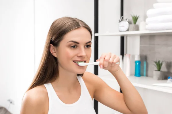 Meisje poetsen tanden — Stockfoto