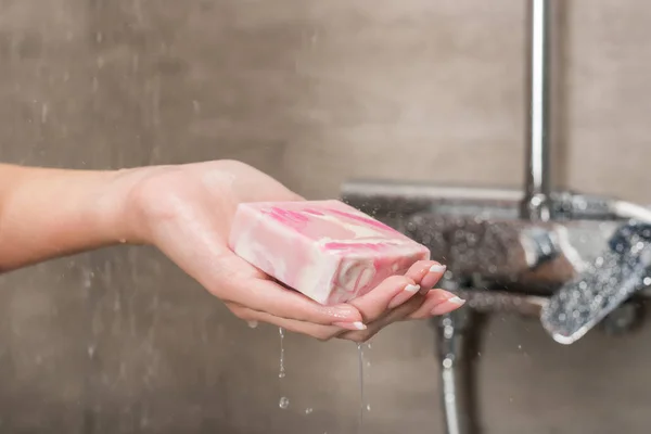 Niña sosteniendo jabón en la mano — Foto de Stock