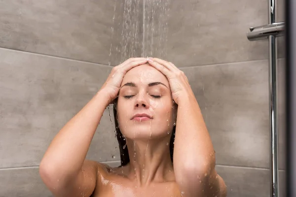 Frau duscht — Stockfoto