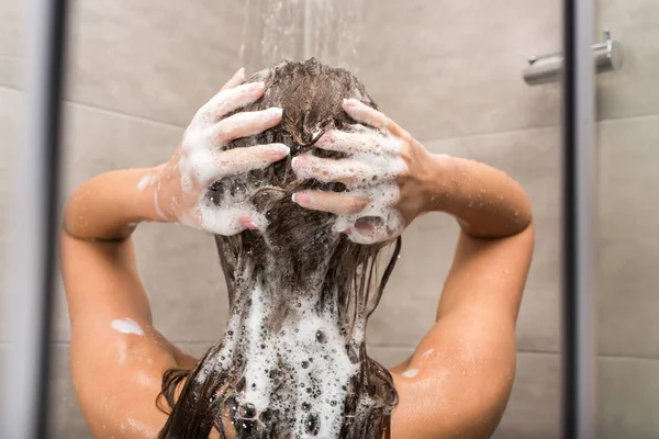 Girl washing hair — Stock Photo, Image