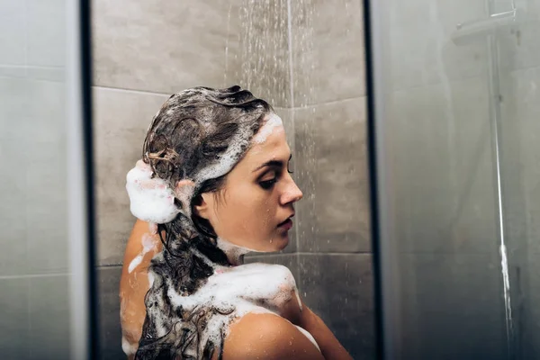 女孩洗头发 — 图库照片