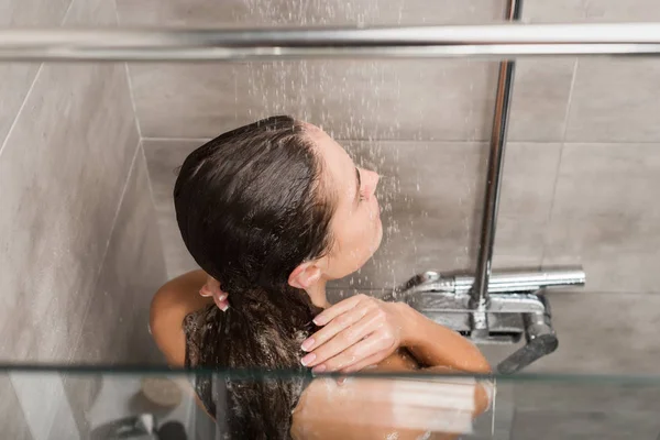 Meisje nemen douche — Stockfoto