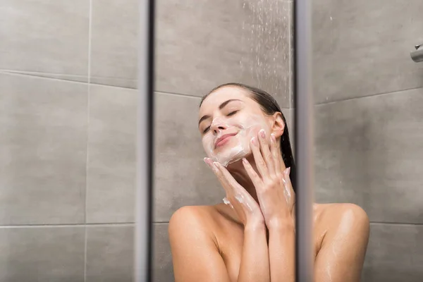 Mädchen waschen Gesicht — Stockfoto