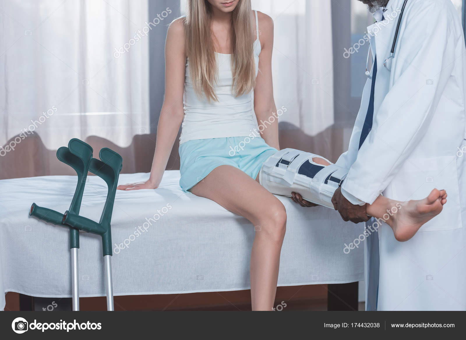 Doctor examining patient leg — Stock Photo © IgorVetushko 174432038
