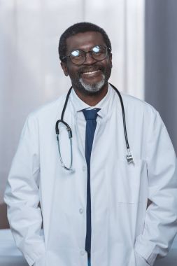 Steteskoplu beyaz önlüklü doktor. 