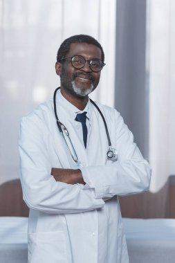 Steteskoplu beyaz önlüklü doktor. 