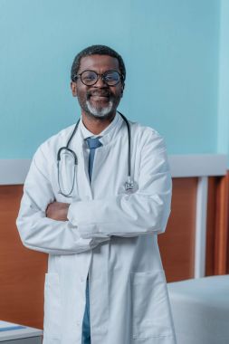 Steteskoplu beyaz önlüklü doktor. 