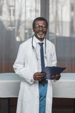 panosu olan bir doktor 