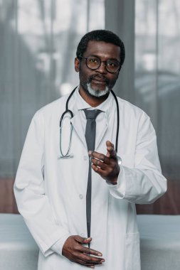 kameraya gösteren doktor