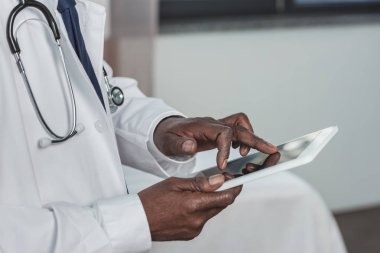 Doktor tablet kullanıyor.