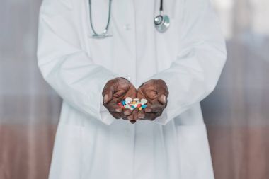 renkli hapları tutan doktor