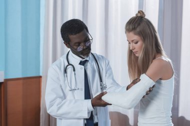 alçı koyarak doktor
