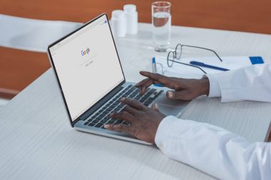 Doktor bilgi araştırıcı içinde Google