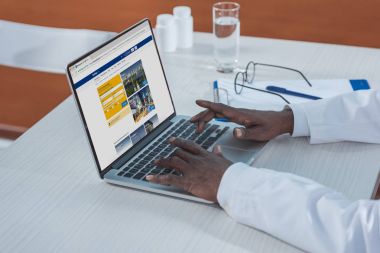 Rezervasyon Web sitesini kullanarak doktor