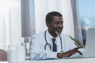 Doktor dizüstü bilgisayarla çalışıyor