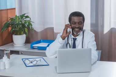 Doktor tarafından Smartphone konuşuyor