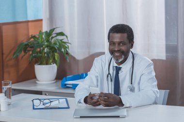 Doktor holding smartphone