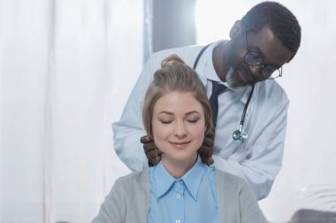 Doktor palpating lenf düğümleri 