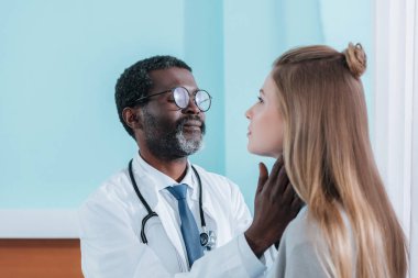 Doktor palpating lenf düğümleri