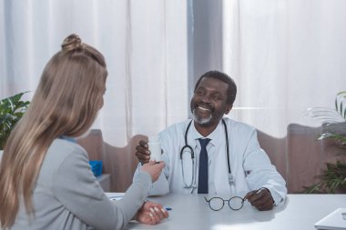 haplarla plastik kavanoz veren doktor