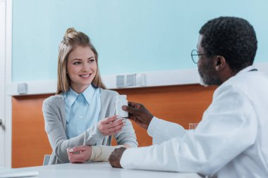 haplarla plastik kavanoz veren doktor
