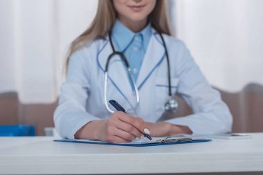 Doktor bir şey panoda yazıyor